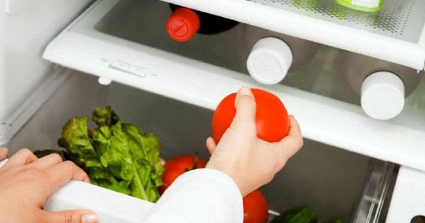 Огурцы и помидоры в холодильнике. Овощи и фрукты в холодильнике. Помидоры в холодильнике. Хранить помидоры на кухне. Овощи в холодильнике испортились.